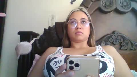 triana_bell online show from February 21, 2025, 7:32 pm