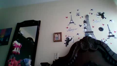 triana_bell online show from September 19, 2025, 5:57 pm