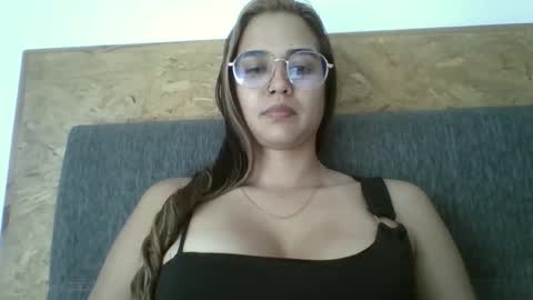 triana_bell online show from December 16, 2025, 4:34 pm