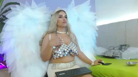 Snapshot of triana_crimson chatting on October 31, 2025, 10:00 pm triana_crimson online show from October 31, 2025, 10:00 pm