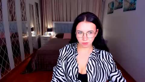 TriciaDaisy online show from May 11, 2026, 3:18 pm
