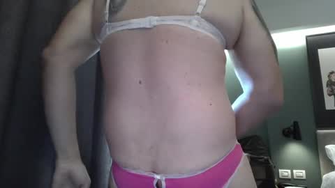 triciawu22 online show from April 8, 2026, 9:53 am