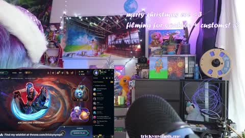 Snapshot of tricky_nymph chatting on December 24, 2024, 7:33 pm Cassie online show from December 24, 2024, 7:33 pm