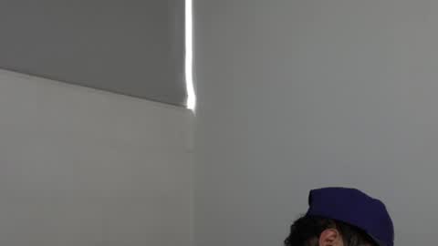 Snapshot of trieone chatting on December 9, 2024, 3:33 pm - trieone online show from December 9, 2024, 3:33 pm