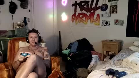 Snapshot of trillnonymau5 chatting on December 17, 2024, 5:29 am trillnonymau5 online show from December 17, 2024, 5:29 am