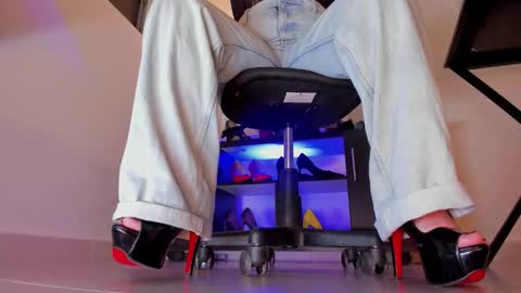 Triny online show from December 21, 2025, 6:48 pm