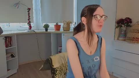 Snapshot of trishdelafontaine chatting on June 20, 2026, 4:04 am Viola online show from June 20, 2026, 4:04 am