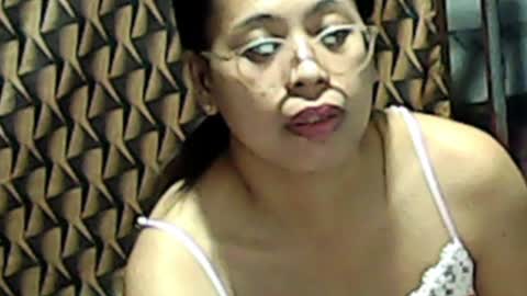 Snapshot of truefilipinabeauty chatting on April 1, 2026, 2:03 pm emily online show from April 1, 2026, 2:03 pm