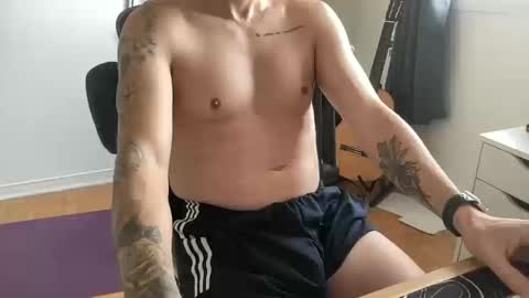 Snapshot of tt_boy2000 chatting on October 10, 2025, 1:43 pm TT Boy2000 online show from October 10, 2025, 1:43 pm