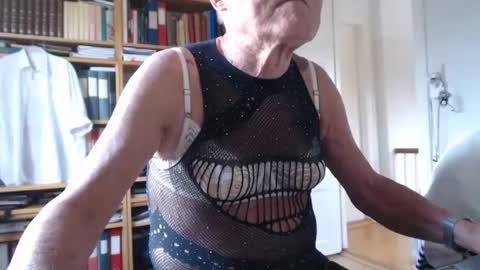 Snapshot of tubaist chatting on December 4, 2024, 10:35 am FINN but call me NANNA online show from December 4, 2024, 10:35 am