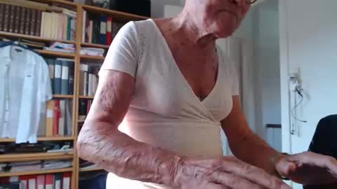 Snapshot of tubaist chatting on September 10, 2025, 8:36 am FINN but call me NANNA online show from September 10, 2025, 8:36 am