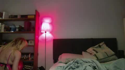 Tvickyviktoria online show from March 3, 2026, 12:28 am