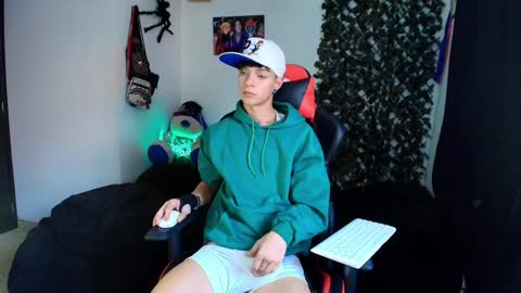 Snapshot of twink_sebas_ chatting on February 8, 2025, 9:36 pm  Bad boy sebastian  online show from February 8, 2025, 9:36 pm