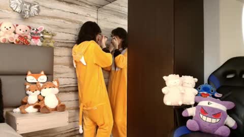 twinslovers_ online show from February 12, 2026, 3:56 am