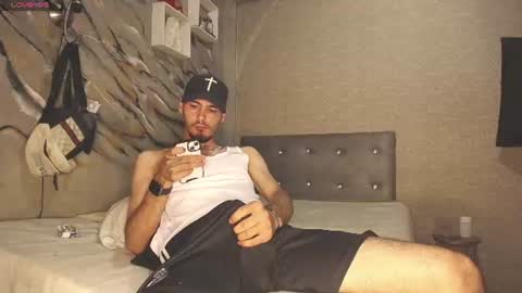 tyl3r_coop3r online show from June 17, 2026, 11:27 pm