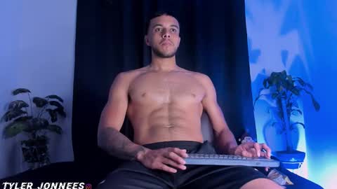 Snapshot of tyler_jonnes chatting on March 8, 2026, 1:03 am Tyler online show from March 8, 2026, 1:03 am