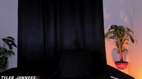 Snapshot of tyler_jonnes chatting on March 17, 2026, 1:32 am Tyler online show from March 17, 2026, 1:32 am