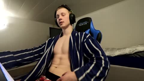 uijiujui online show from January 5, 2025, 9:36 pm