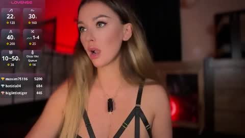 Untamed Reina  Elegant Goddess online show from July 5, 2026, 9:44 pm
