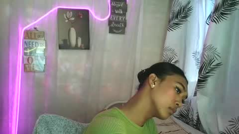 ur_dazzlingmorenaxx online show from April 14, 2026, 2:50 am