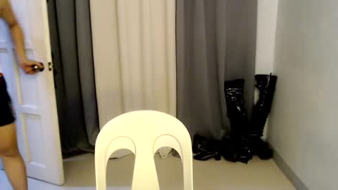 Snapshot of urasian_hardcockxx chatting on January 14, 2025, 10:17 am milly online show from January 14, 2025, 10:17 am