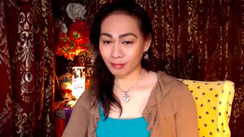 Snapshot of urtimelessbeauty chatting on December 4, 2024, 9:35 pm Merca online show from December 4, 2024, 9:35 pm