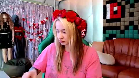 Leila online show from February 12, 2026, 9:43 pm