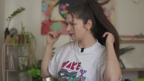 Mia online show from December 2, 2024, 8:41 am