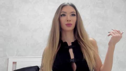 Mia online show from September 19, 2025, 8:16 am