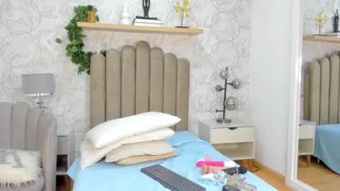 Vaiolet  online show from December 30, 2024, 10:23 pm