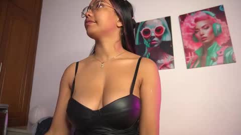 Snapshot of valentina_king18 chatting on November 27, 2025, 11:01 am VALENTINA online show from November 27, 2025, 11:01 am