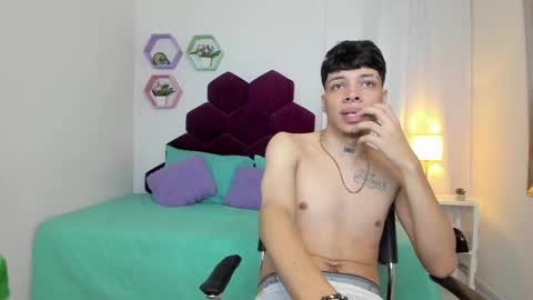 Snapshot of valeperez24 chatting on February 12, 2025, 12:27 am Valery And Daniel online show from February 12, 2025, 12:27 am