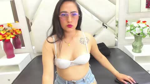 valeri_smitt_ online show from March 6, 2025, 2:18 pm