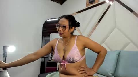 valeria_gil_ online show from April 7, 2026, 4:02 am