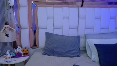 Valkiria moore  online show from October 22, 2025, 8:30 pm