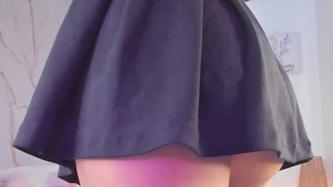 Vallolet Peach  online show from July 19, 2026, 12:20 pm