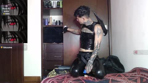 david guzman i model independenthelp me with a thumbs up online show from January 7, 2025, 12:03 am