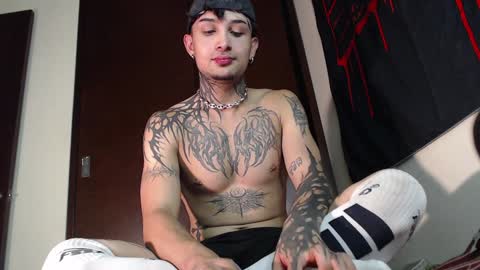 david guzman i model independenthelp me with a thumbs up online show from January 27, 2025, 6:19 am