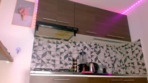 VANESSA BRETT online show from February 20, 2025, 6:17 am