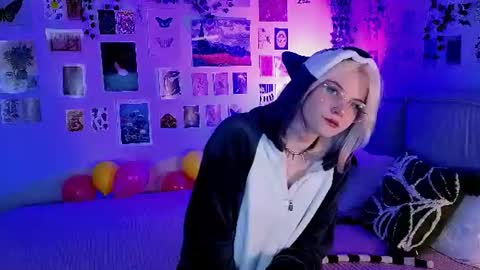 Vanessa online show from June 18, 2026, 2:43 pm