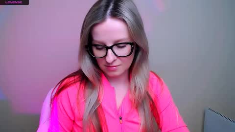 Snapshot of vanillaex_ chatting on February 10, 2026, 8:18 am Mia online show from February 10, 2026, 8:18 am