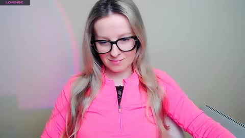 Snapshot of vanillaex_ chatting on February 11, 2026, 8:19 am Mia online show from February 11, 2026, 8:19 am