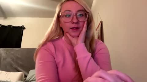 vanillapuddingpie online show from January 19, 2025, 2:57 am