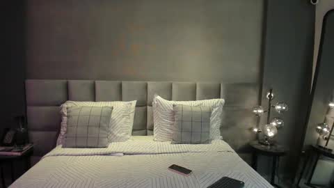 VANNA  online show from November 6, 2025, 8:43 pm