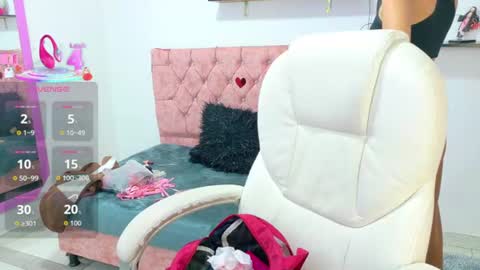 velinahoneyy online show from June 17, 2026, 12:40 pm
