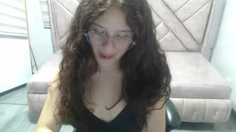 velvet_moon_v online show from March 3, 2026, 7:42 pm