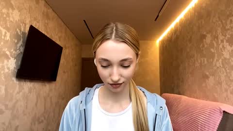 Snapshot of velvethonerkamp chatting on November 15, 2025, 8:00 am Nika online show from November 15, 2025, 8:00 am