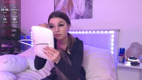 Vivi online show from October 13, 2025, 9:53 am