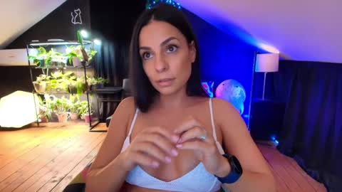 Snapshot of vevelicious chatting on November 7, 2025, 8:42 pm vevelicious online show from November 7, 2025, 8:42 pm