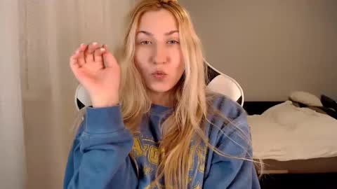 Snapshot of vibezgirl chatting on February 24, 2025, 6:47 pm Amelia online show from February 24, 2025, 6:47 pm